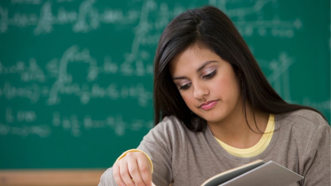 വിസ ഉടമകള് യുഎസില് താമസിക്കുന്ന കാലത്ത് അവര് ശക്തമായ നിരീക്ഷണത്തിന് കീഴിലായിരിക്കുമെന്നും യുഎസ് ഭരണകൂടം അറിയിച്ചു. അതേസമയം, യുഎസ് പ്രസിഡന്റ് ഡൊണാള്ഡ് ട്രംപ് അധികാരമേറ്റതിന് ശേഷം കുടിയേറ്റത്തിനെതിരെ കര്ശനമായ നടപടി സ്വീകരിച്ചിട്ടുണ്ട്.