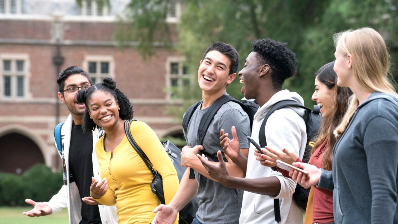 വിദേശ പത്രപ്രവര്ത്തകര്ക്കുള്ള 1 വിസകള് നിലവില് വര്ഷങ്ങളോളം നീണ്ടുനില്ക്കുന്നത് 240 ദിവസത്തിലേക്കും, ചൈനീസ്, ഹോങ്കോങ് പാസ്പോര്ട്ട് ഉടമകളുടെ കാര്യത്തില് അത് 90 ദിവസമായി ചുരുക്കാനും കരട് മാര്ഗം നിര്ദേശിക്കുന്നു. എന്നിരുന്നാലും വിസ ഉടമകള്ക്ക് വിസ കാലാവധി നീട്ടലിനായി അപേക്ഷിക്കാവുന്നതാണ്.