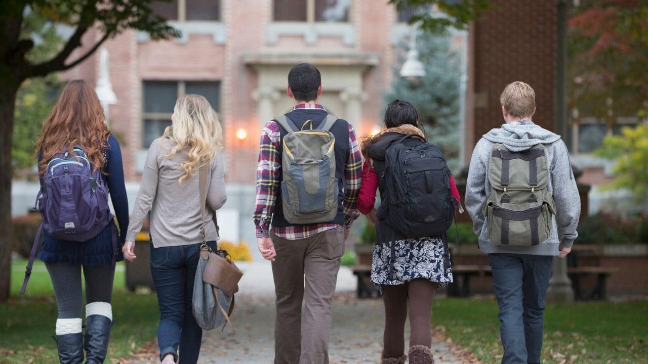 വിദ്യാര്ഥികള്, ഗവേഷകര്, എക്സ്ചേഞ്ച് തൊഴിലാളികള്, വിദേശ പത്രപ്രവര്ത്തകര് എന്നിവര്ക്ക് ഭീഷണിയാകുന്ന തരത്തിലാണ് നിലവിലെ നീക്കം. ഔദ്യോഗിക കണക്കുകള് പ്രകാരം 2024ല് ഏകദേശം 1.6 ദശലക്ഷം അന്താരാഷ്ട്ര വിദ്യാര്ഥികള് യുഎസില് എഫ് വിസയിലുണ്ടായിരുന്നു. ഇതേ വര്ഷം തന്നെ ഏകദേശം 355,000 എക്സ്ചേഞ്ച് വിസിറ്റ് വിസകളും 13,000 മീഡിയ വിസകളും നല്കി. എന്നാല് നാല് വര്ഷത്തിന് ശേഷം പഠനത്തിനായി അധിക സമയം ആവശ്യമായി വന്നാല് എക്സ്റ്റന്ഷന് അപേക്ഷിക്കേണ്ടതായി വരും.