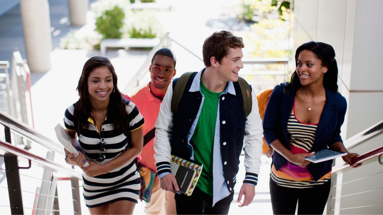 യുഎസില് പഠിക്കാന് ആഗ്രഹിക്കുന്ന വിദ്യാര്ഥികളാണോ നിങ്ങള്? എന്നാല് അന്താരാഷ്ട്ര വിദ്യാര്ഥികള്, സന്ദര്ശകര്, മാധ്യമ പ്രവര്ത്തകര് എന്നിവര്ക്കുള്ള വിസയുടെ കാലാവധി കര്ശനമാക്കുന്നതിന് ട്രംപ് ഭരണകൂടം പുതിയ നിയമം കൊണ്ടുവരികയാണ്. (Image Credits: Getty Images)