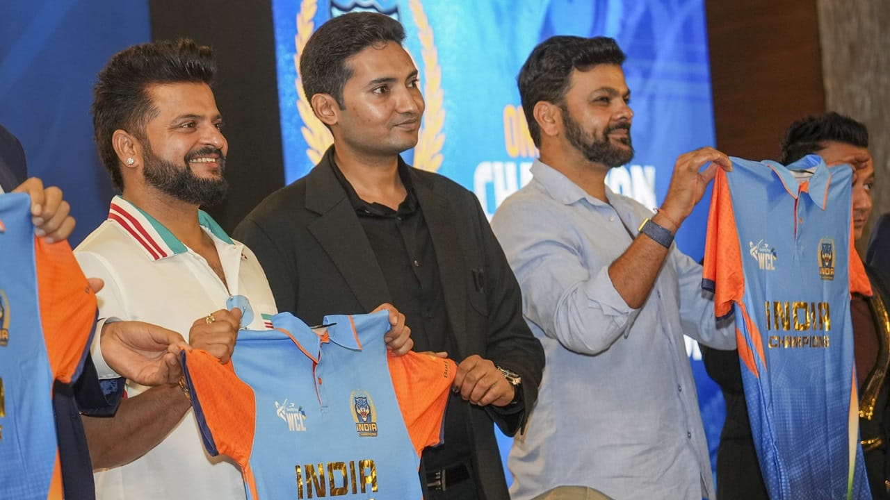 ഫൈനലില് പാകിസ്ഥാന് ചാമ്പ്യന്സിനെ തോല്പ്പിച്ച് ദക്ഷിണാഫ്രിക്ക ചാമ്പ്യന്സ് ജേതാക്കളായിരുന്നു. ദക്ഷിണാഫ്രിക്കന് ചാമ്പ്യന്സിനെയും ഫൈനലില് സെഞ്ചുറി നേടിയ എബി ഡി വില്ലിയേഴ്സിനെയും അഭിനന്ദിച്ച് ട്വിറ്ററില് പങ്കുവച്ച കുറിപ്പിലാണ് റെയ്ന നിലപാട് വ്യക്തമാക്കിയത് (Image Credits: PTI)