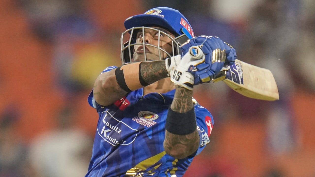 ഏഷ്യാ കപ്പിന് ഒരുങ്ങുന്ന ഇന്ത്യന്‍ ടീമിന് ആശ്വാസ വാര്‍ത്ത. ക്യാപ്റ്റന്‍ സൂര്യകുമാര്‍ യാദവ് ഫിറ്റ്‌നസ് ടെസ്റ്റ് വിജയിച്ചു. സ്‌പോര്‍ട്‌സ് ഹെര്‍ണിയയെ തുടര്‍ന്ന് താരം ശസ്ത്രക്രിയക്ക് വിധേയനായിരുന്നു (Image Credits: PTI)