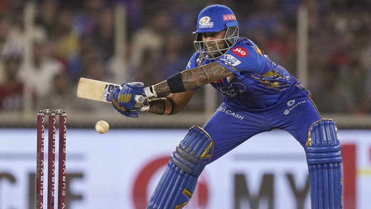 ഇതിന് ശേഷം ഇതാദ്യമായാണ് താരം ബാറ്റിങ് പരിശീലനം പുനഃരാരംഭിച്ചത്. നിലവില്‍ ബെംഗളൂരുവിലെ ബിസിസിഐ സെന്റര്‍ ഓഫ് എക്‌സലന്‍സിലാണ് സൂര്യ  (Image Credits: PTI)