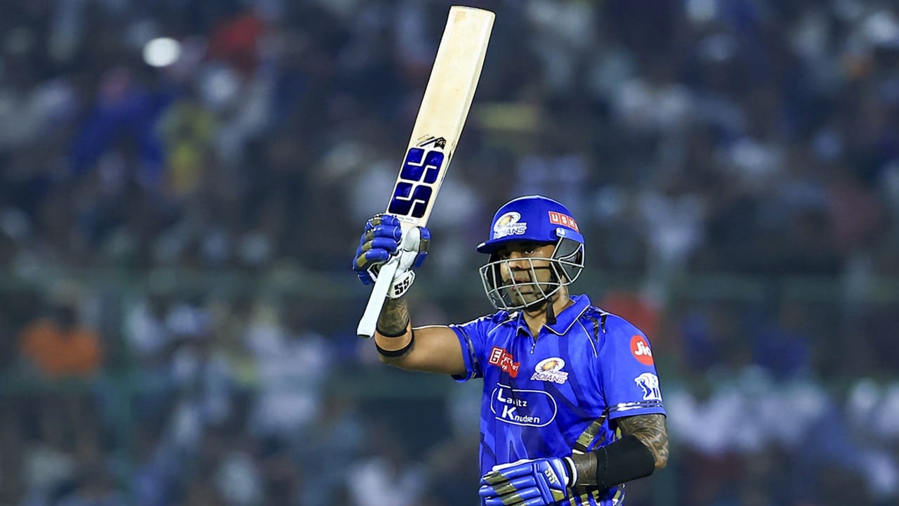 എന്നാല്‍ സൂര്യ കായികക്ഷമത വീണ്ടെടുത്ത പശ്ചാത്തലത്തില്‍ അത്തരം ചര്‍ച്ചകള്‍ ഇനി അപ്രസക്തമാണ്. സൂര്യകുമാര്‍ യാദവ് തന്നെയായിരിക്കും ഏഷ്യാ കപ്പിലെ ഇന്ത്യയുടെ നായകന്‍  (Image Credits: PTI)