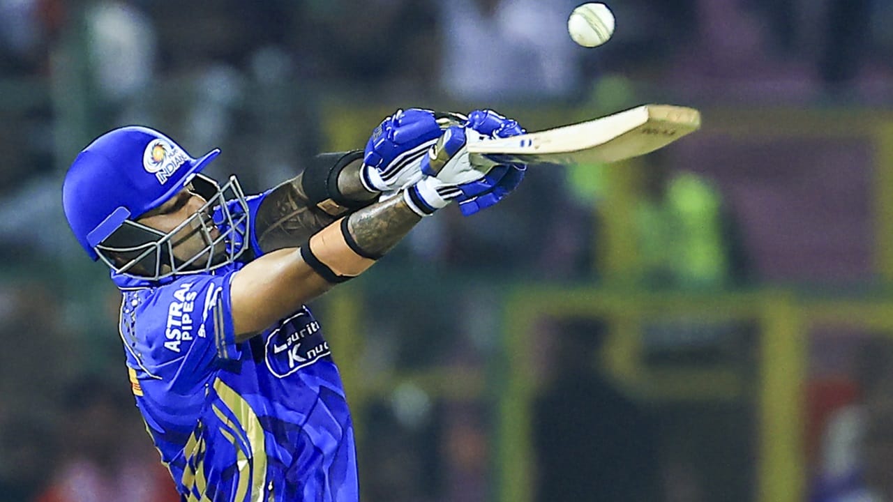 കഴിഞ്ഞ ഐപിഎല്‍ സീസണിലടക്കം മികച്ച ഫോമിലുള്ള സൂര്യയുടെ സാന്നിധ്യം ഇന്ത്യയ്ക്ക് വലിയ ആശ്വാസമാകും. ക്യാപ്റ്റനെന്ന നിലയിലും താരം മികച്ച പ്രകടനമാണ് പുറത്തെടുക്കുന്നത്  (Image Credits: PTI)