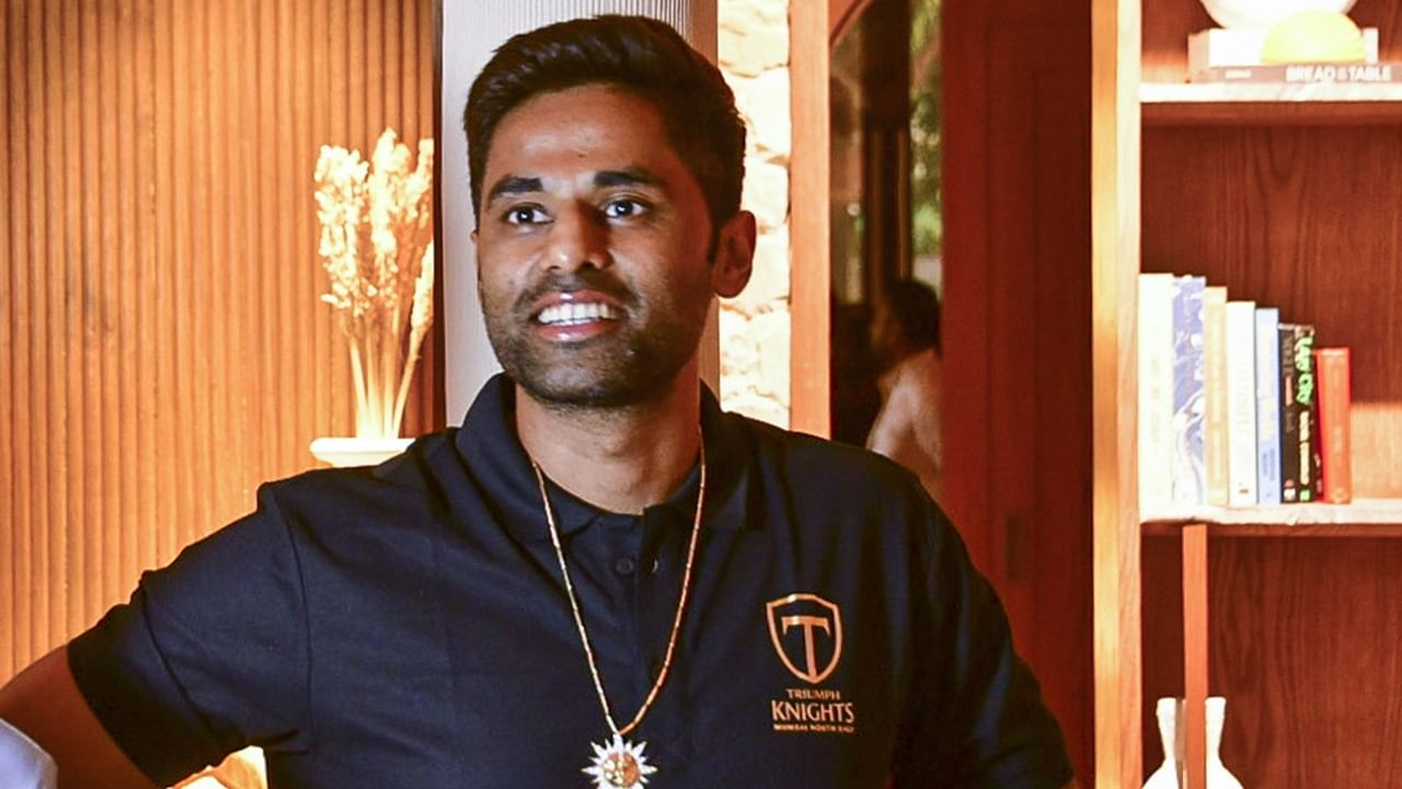 ഏഷ്യാ കപ്പിന് മുമ്പ് കായികക്ഷമത വീണ്ടെടുക്കാന്‍ കഠിന പരിശ്രമവുമായി ഇന്ത്യന്‍ ടി20 ക്യാപ്റ്റന്‍ സൂര്യകുമാര്‍ യാദവ്. സ്‌പോര്‍ട്‌സ് ഹെര്‍ണിയയെ തുടര്‍ന്ന് താരം നേരത്തെ ശസ്ത്രക്രിയയ്ക്ക് വിധേയനായിരുന്നു (Image Credits: PTI)