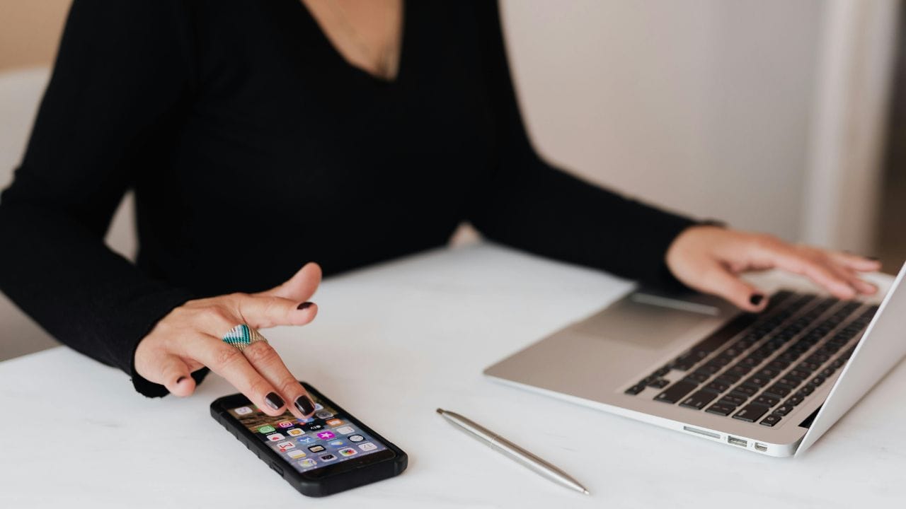 പലർക്കും സമ്മർദ്ദത്തിന്റെ പ്രധാന ഉറവിടം എന്നുപറയുന്നത് സാങ്കേതിക വിദ്യയാണ്. അമിതമായ മൊബൈൽ ഫോൺ ഉപയോഗം, ദീർഘനേരം കമ്പ്യൂട്ടറിന് മുന്നിൽ ഇരിക്കുന്നതുമെല്ലാം സ്‌ട്രെസിലേക്ക് നയിക്കും. അതിനാൽ, ഇടയ്ക്കിടെ സാങ്കതികവിദ്യയിൽ നിന്ന് ഇടവേളകൾ എടുക്കാൻ ശ്രദ്ധിക്കണം. (Image Credits: Pexels)
