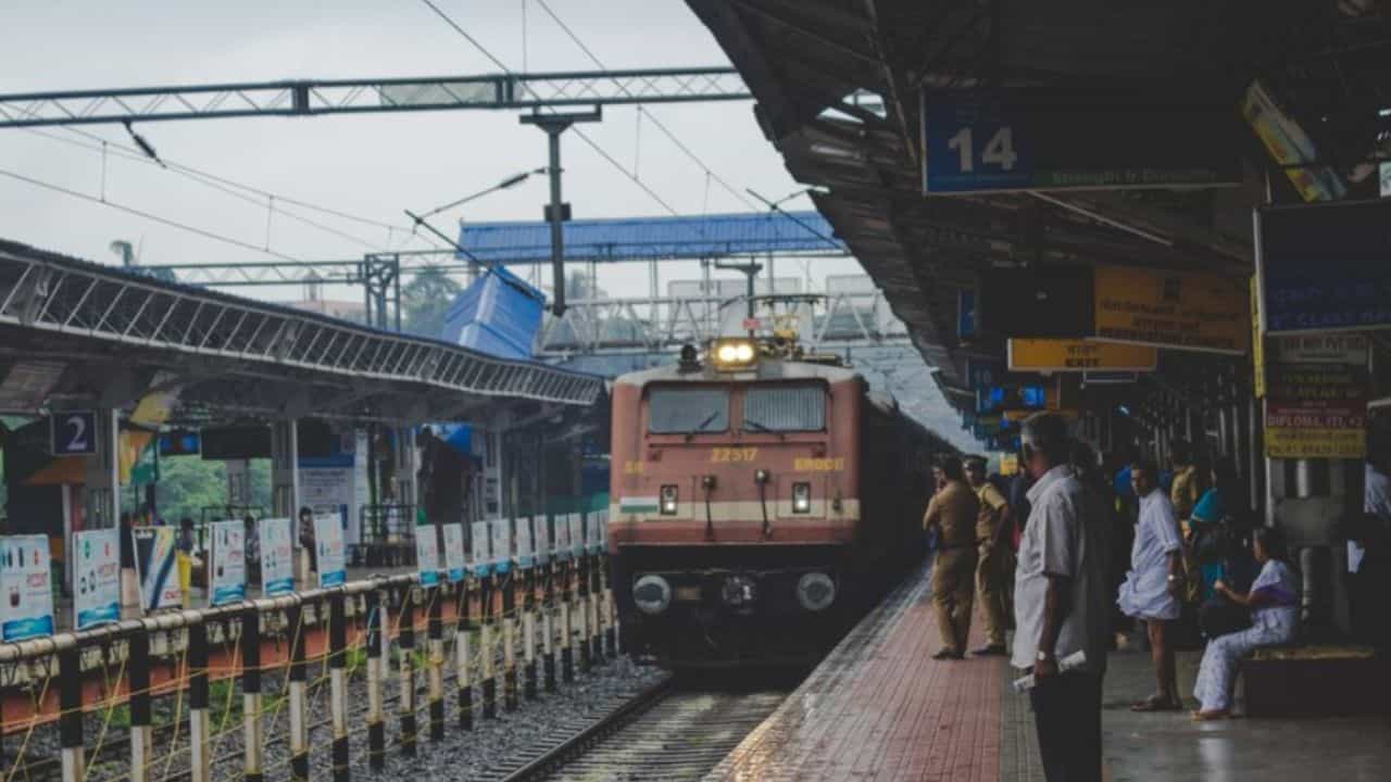 Train time: യാത്രക്കാരുടെ ശ്രദ്ധയ്ക്ക്! ഇന്നത്തെ രണ്ട് ട്രെയിനുകൾ റദ്ദാക്കി, മൂന്ന് ട്രെയിനുകൾ വൈകും