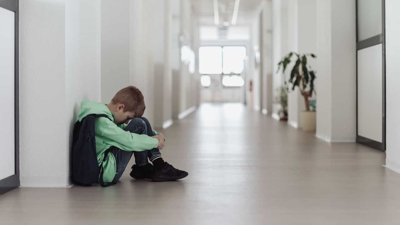 Teacher Burns Hand With Candle: കയ്യക്ഷരം നന്നല്ല; എട്ടുവയസുകാരൻ്റെ കൈ മെഴുകുതിരി കൊണ്ട് പൊള്ളിച്ച് അധ്യാപിക Teacher Burns Hand With Candle: കയ്യക്ഷരം നന്നല്ല; എട്ടുവയസുകാരൻ്റെ കൈ മെഴുകുതിരി കൊണ്ട് പൊള്ളിച്ച് അധ്യാപിക