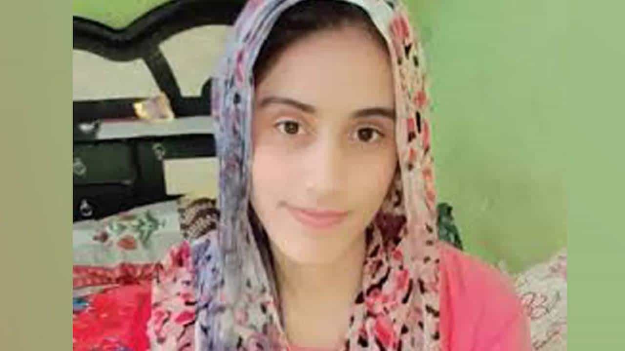 Teachers Murder in Haryana: അധ്യാപിക വീട്ടിൽ തിരിച്ചെത്തിയില്ല, ഒളിച്ചോടിയതാകാമെന്ന് പോലീസ്; ഒടുവിൽ കൊല്ലപ്പെട്ട നിലയിൽ; വ്യാപക പ്രതിഷേധം Teachers Murder in Haryana: അധ്യാപിക വീട്ടിൽ തിരിച്ചെത്തിയില്ല, ഒളിച്ചോടിയതാകാമെന്ന് പോലീസ്; ഒടുവിൽ കൊല്ലപ്പെട്ട നിലയിൽ; വ്യാപക പ്രതിഷേധം