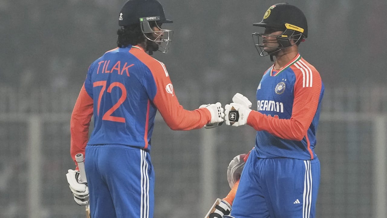 ലോജിസ്റ്റിക്സ് പ്രശ്നങ്ങള്, താരങ്ങളുടെ യാത്രാ സൗകര്യം എന്നിവ കണക്കിലെടുത്താണ് ഈ തീരുമാനം. എല്ലാ താരങ്ങളും സെപ്തംബര് നാലിന് വൈകുന്നേരത്തോടെ ദുബായിലെത്തുമെന്ന് ബിസിസിഐ വൃത്തങ്ങള് പിടിഐയോട് പ്രതികരിച്ചു (Image Credits: PTI)