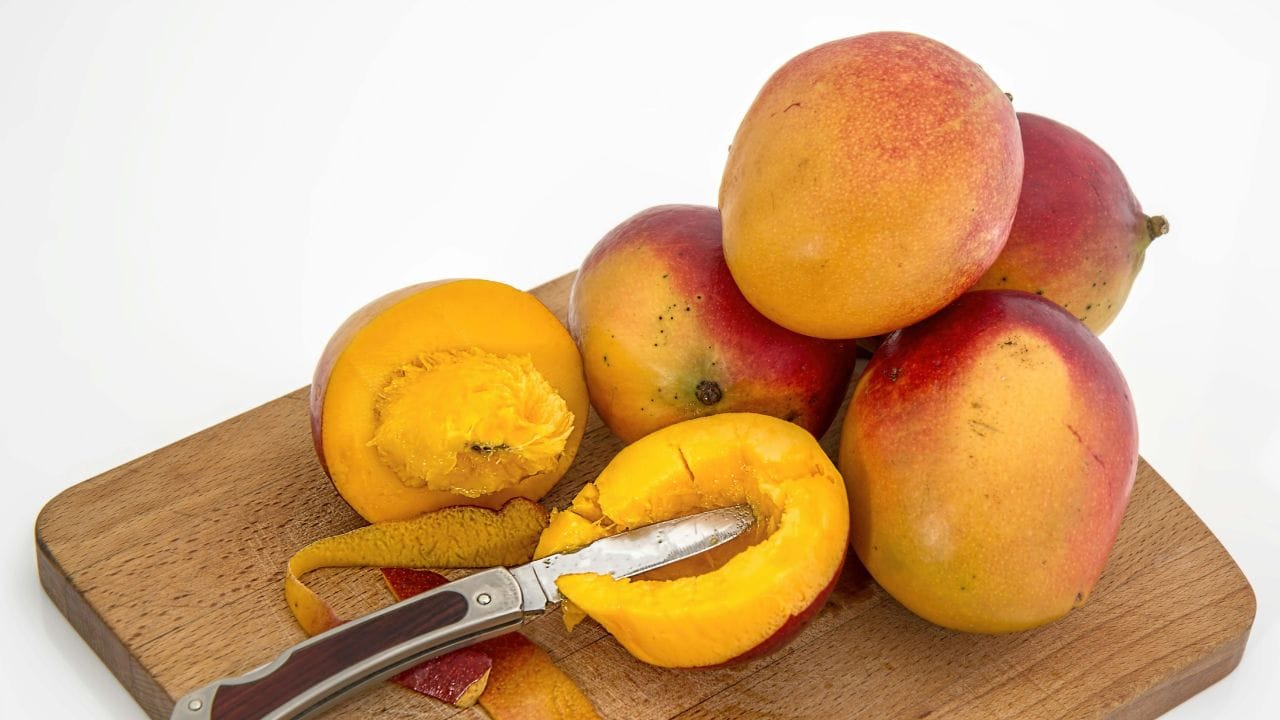 പഴുത്ത് തുടങ്ങിയ മാങ്ങയാണെങ്കിൽ ഫ്രിഡ്ജിൽ സൂക്ഷിക്കുന്നതാണ് ഏറ്റവും ഉചിതം. ഇത് അമിതമായി മാങ്ങ പഴുക്കുന്നത് തടയുന്നതിനൊപ്പം മാങ്ങ കേടുവരാതെ സംരക്ഷിക്കുകയും ചെയ്യുന്നു. ഇത്തരത്തിൽ ഏഴ് ദിവസത്തോളം മാങ്ങ സൂക്ഷിക്കാനാകും. എന്നാൽ, വായുകടക്കാത്ത പാത്രത്തിൽ സൂക്ഷിച്ചാൽ ഇത് പെട്ടെന്ന് കേടായിപ്പോകും. (Image Credits: Pexels)
