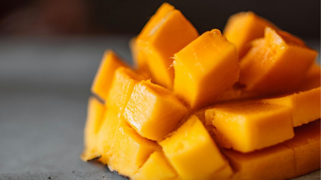 മുറിച്ച മാങ്ങയാണെങ്കിൽ കുറച്ച് നാരങ്ങ നീര് തളിച്ചാൽ കേടുവരുന്നത് തടയാം. വായുകടക്കാത്ത പാത്രത്തിലാക്കി വേണം ഇത് ഫ്രിഡ്ജിൽ സൂക്ഷിക്കാൻ. ഇല്ലെങ്കിൽ മാങ്ങയുടെ രുചി നഷ്ടമാവുകയും പെട്ടന്ന് കേടുവരുകയും ചെയ്യും. (Image Credits: Pexels)