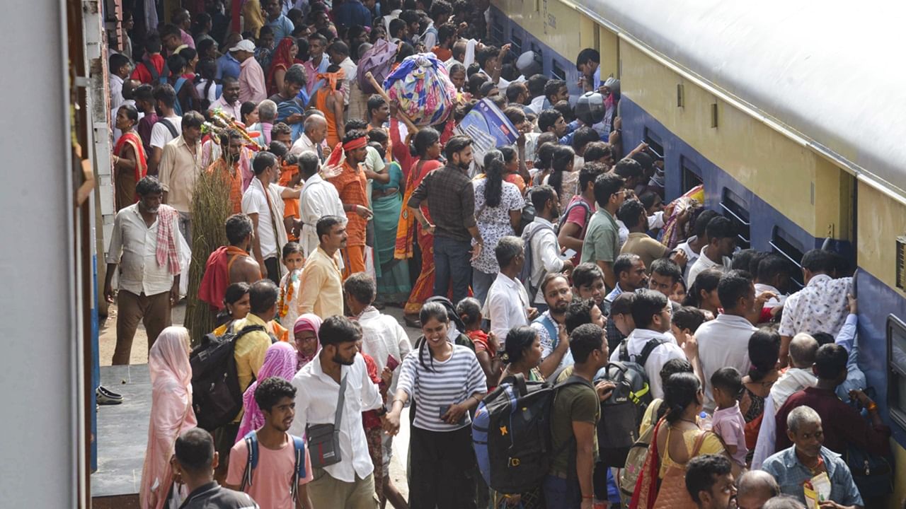 ഇത് വര്‍ധിപ്പിക്കുന്നതിനായി റെയിൽവേ പാസഞ്ചർ റിസർവേഷൻ സിസ്റ്റം അഥവാ പിആര്‍സ് നവീകരിക്കാനൊരുങ്ങുകയാണ് റെയില്‍വേ. റെയിൽവേ ഇൻഫർമേഷൻ സിസ്റ്റംസ് സെന്റർ ആണ് നവീകരണം നടത്തുന്നത് (Image Credits: PTI)