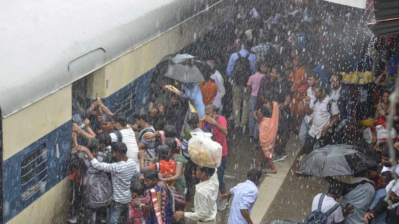 നിലവിലുള്ള ഹാർഡ്‌വെയർ, സോഫ്റ്റ്‌വെയർ, നെറ്റ്‌വർക്ക് സിസ്റ്റങ്ങൾ തുടങ്ങിയവ പുതിയ സാങ്കേതികവിദ്യകൾ ഉപയോഗിച്ച് പൂർണ്ണമായും പരിഷ്‌കരിക്കും. നിലവിലുള്ള റിസർവേഷൻ സിസ്റ്റം 2010ല്‍ അവതരിപ്പിച്ചതാണ് (Image Credits: PTI)