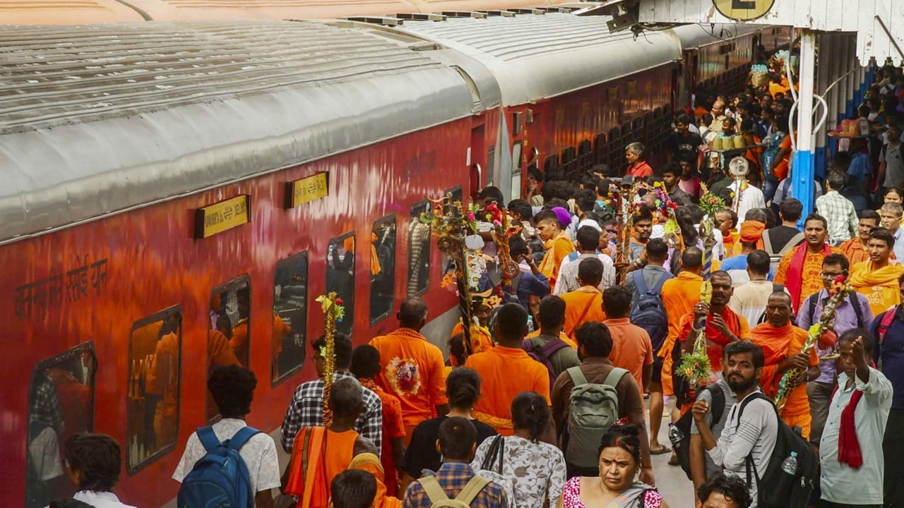 ഇത് ഓട്ട്‌ഡേറ്റഡായ ഓപ്പണ്‍ വെർച്വൽ മെമ്മറി സിസ്റ്റം പ്ലാറ്റ്‌ഫോം ഉപയോഗിച്ച് ഇറ്റാനിയം സെർവറുകളിലാണ് പ്രവർത്തിക്കുന്നത്. ഈ സംവിധാനം ക്ലൗഡ് കോമ്പാക്ടിബിള്‍ ടെക്‌നോളജിയിലേക്ക് മാറുമെന്ന് കേന്ദ്ര റെയിൽവേ മന്ത്രി അശ്വിനി വൈഷ്ണവ് പാർലമെന്റില്‍ വ്യക്തമാക്കിയിരുന്നു (Image Credits: PTI)