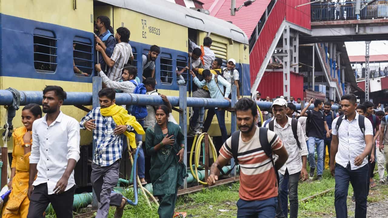 Railway Insurance: ട്രെയിന്‍ യാത്രക്കാര്‍ക്ക് വെറും 45 പൈസയ്ക്ക് ഇന്‍ഷുറന്‍സ് കവറേജ്, എങ്ങനെ കിട്ടും?