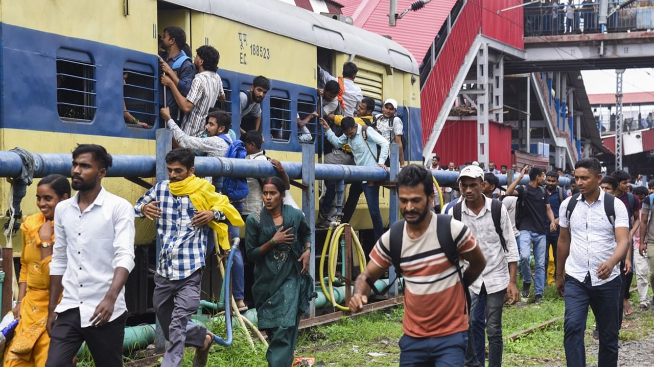 Railway Insurance: ട്രെയിന്‍ യാത്രക്കാര്‍ക്ക് വെറും 45 പൈസയ്ക്ക് ഇന്‍ഷുറന്‍സ് കവറേജ്, എങ്ങനെ കിട്ടും?