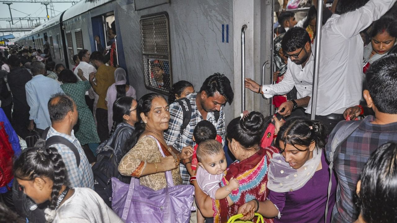 ഒരു മിനിറ്റില്‍ ഒരു ലക്ഷം ബുക്കിങുകള്‍ കൈകാര്യം ചെയ്യാനാകുന്ന തരത്തില്‍ വമ്പന്‍ പരിഷ്‌കാരത്തിനൊരുങ്ങി ഇന്ത്യന്‍ റെയില്‍വേ. നിലവില്‍ 25000 ടിക്കറ്റുകളാണ് ഒരു മിനിറ്റില്‍ പ്രോസസ് ചെയ്തിരുന്നത് (Image Credits: PTI)