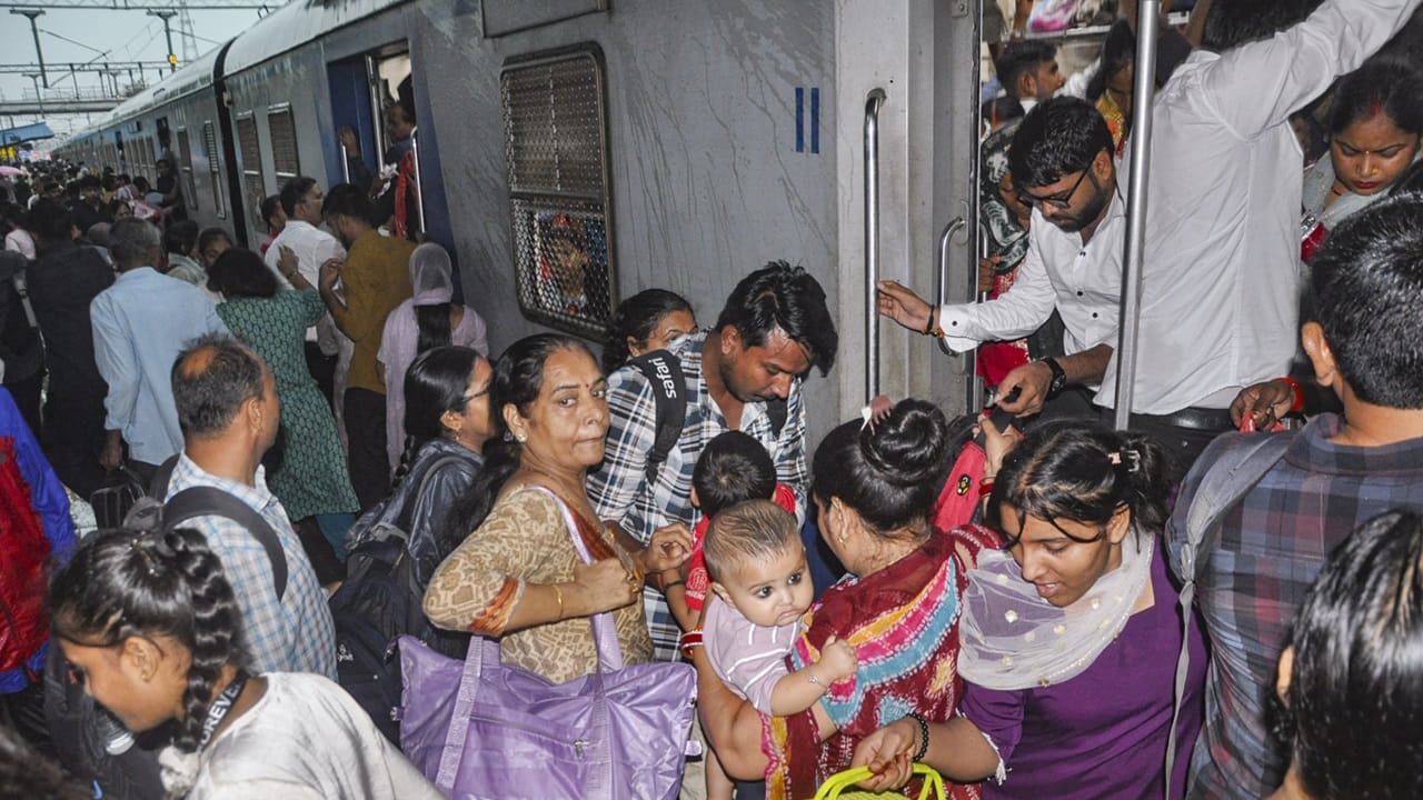 ഒരു മിനിറ്റില്‍ ഒരു ലക്ഷം ബുക്കിങുകള്‍ കൈകാര്യം ചെയ്യാനാകുന്ന തരത്തില്‍ വമ്പന്‍ പരിഷ്‌കാരത്തിനൊരുങ്ങി ഇന്ത്യന്‍ റെയില്‍വേ. നിലവില്‍ 25000 ടിക്കറ്റുകളാണ് ഒരു മിനിറ്റില്‍ പ്രോസസ് ചെയ്തിരുന്നത് (Image Credits: PTI)