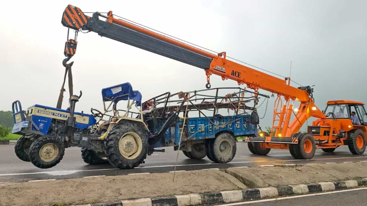 Uttar Pradesh: തീർത്ഥാടകർ സഞ്ചരിക്കുകയായിരുന്ന ട്രാക്ടർ ട്രോളിയിലേക്ക് ട്രക്ക് ഇടിച്ചുകയറി; 10 മരണം, 41 പേർക്ക് പരിക്ക്