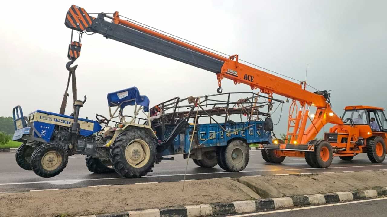 Uttar Pradesh: തീർത്ഥാടകർ സഞ്ചരിക്കുകയായിരുന്ന ട്രാക്ടർ ട്രോളിയിലേക്ക് ട്രക്ക് ഇടിച്ചുകയറി; 10 മരണം, 41 പേർക്ക് പരിക്ക് Uttar Pradesh: തീർത്ഥാടകർ സഞ്ചരിക്കുകയായിരുന്ന ട്രാക്ടർ ട്രോളിയിലേക്ക് ട്രക്ക് ഇടിച്ചുകയറി; 10 മരണം, 41 പേർക്ക് പരിക്ക്
