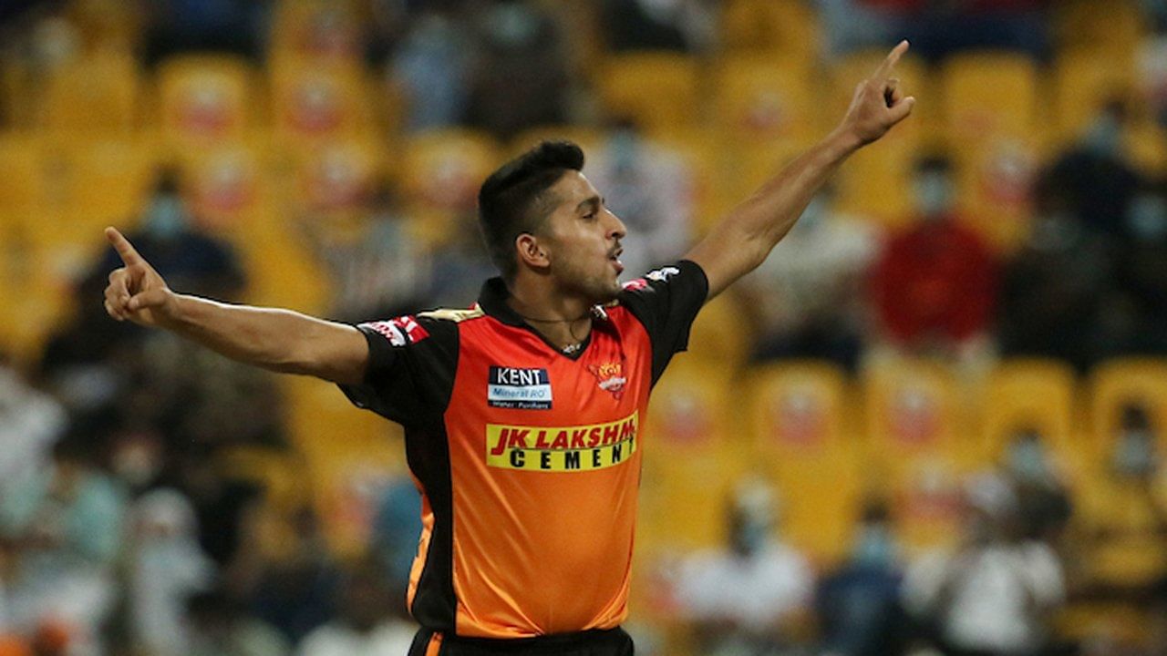 ഒഡീഷ ഓപ്പണർമാരായ ഓം ടി മുണ്ഡെ, ബിനയ കെ എന്നിവരെയാണ് ഉമ്രാൻ പുറത്താക്കിയത്. വെറും മൂന്ന് പന്തുകൾക്കിടയിലായിരുന്നു ഉമ്രാൻ്റെ പ്രകടനം. മുണ്ഡെ എഡ്ജ്ഡ് ഓൺ ആയപ്പോൾ ബിനയ ബൗൾഡായി. 157 കിലോമീറ്റർ വേഗതയിലുള്ള പന്താണ് ബിനയയുടെ കുറ്റി പിഴുതത്.