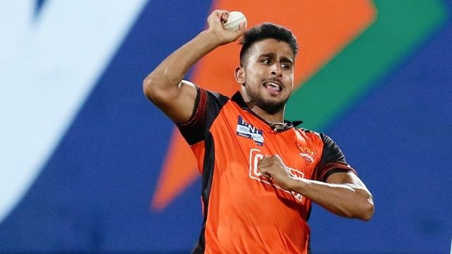 സൺറൈസേഴ്സിൽ നിന്ന് റിലീസ് ചെയ്തതിന് ശേഷം 2025 സീസണ് മുന്നോടിയായി 75 ലക്ഷം രൂപയ്ക്ക് കൊൽക്കത്ത നൈറ്റ് റൈഡേഴ്സ് ഉമ്രാൻ മാലികിനെ ടീമിലെത്തിച്ചിരുന്നു. എന്നാൽ, താരം പരിക്കേറ്റ് പുറത്തായതോടെ കൊൽക്കത്ത ചേതൻ സക്കരിയയെ പകരക്കാരനായി ടീമിലെത്തിച്ചു.