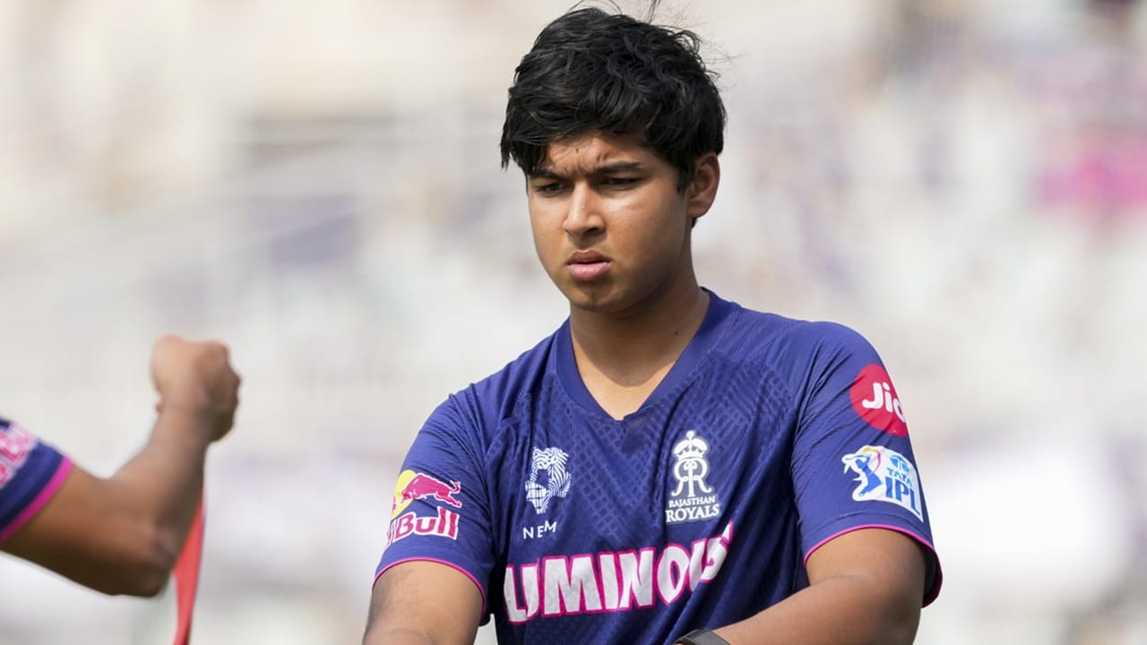 ഐപിഎല്ലില്‍ മിന്നിത്തിളങ്ങിയ പതിനാലുകാരന്‍ വൈഭവിനെയും സെലക്ടര്‍മാര്‍ പരിഗണിക്കുന്നുണ്ടെന്നായിരുന്നു അഭ്യൂഹം. മുന്‍ സെലക്ടറായിരുന്ന കൃഷ്ണമാചാരി ശ്രീകാന്ത് അടക്കമുള്ളവര്‍ ഈ ആവശ്യം ഉന്നയിച്ച് രംഗത്തെത്തിയിരുന്നു  (Image Credits: PTI)