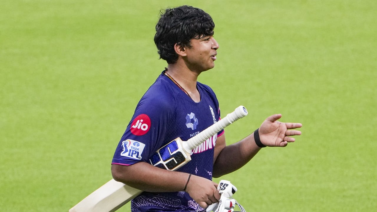 വൈഭവിനെ സീനിയര് ടീമിലേക്ക് എത്തിക്കാന് സമയമായെന്നായിരുന്നു ശ്രീകാന്തിന്റെ നിരീക്ഷണം. ഐപിഎല്ലിന് ശേഷം, ഇംഗ്ലണ്ടില് നടന്ന അണ്ടര് പത്തൊമ്പത് ടൂര്ണമെന്റിലും വൈഭവ് തകര്പ്പന് പ്രകടനമാണ് പുറത്തെടുത്തത് (Image Credits: PTI)