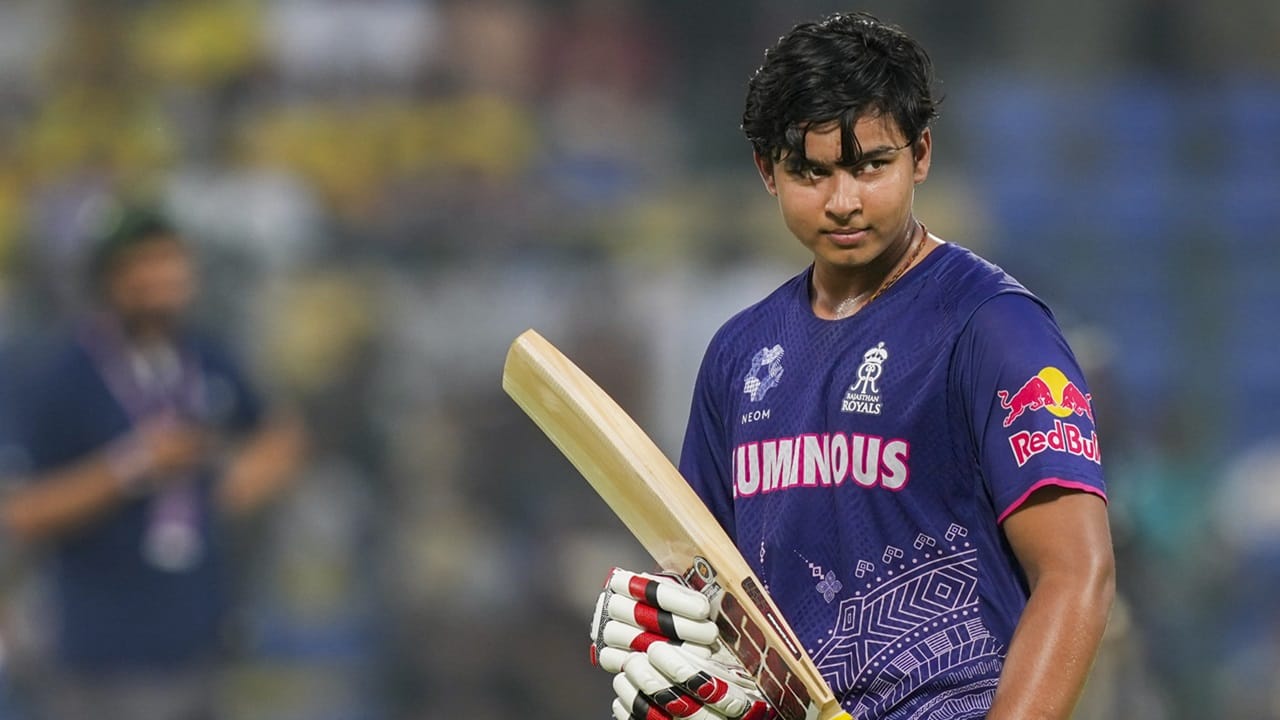 എന്നാല്‍ ബിസിസിഐയില്‍ നിന്ന് അറിയിപ്പ് ലഭിച്ചതോടെ ഓഗസ്ത് 10ന് ബെംഗളൂരുവിലെ നാഷണല്‍ ക്രിക്കറ്റ് അക്കാദമിയിലേക്ക് വൈഭവ് പോയെന്നാണ് മാധ്യമറിപ്പോര്‍ട്ട്. വിരമിക്കുന്ന സീനിയർ ക്രിക്കറ്റ് താരങ്ങൾ അവശേഷിപ്പിച്ച ശൂന്യത നികത്താൻ ബിസിസിഐ വൈഭവിനെ സജ്ജമാക്കുകയാണെന്ന്‌ അദ്ദേഹത്തിന്റെ ബാല്യകാല പരിശീലകൻ മനീഷ് ഓജ പറഞ്ഞു (Image Credits: PTI)