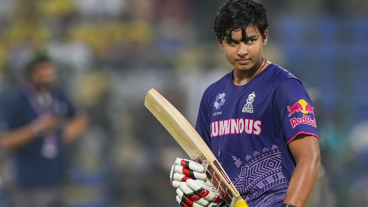 എന്നാല് ശ്രീകാന്തിന്റെ ഈ നിര്ദ്ദേശങ്ങളൊന്നും സെലക്ടര്മാര് ചെവികൊണ്ടില്ല. അല്ലെങ്കിലും ശ്രേയസിനെയും, ജയ്സ്വാളിനെയും പോലും ഉള്പ്പെടുത്താത്ത സ്ക്വാഡില് വൈഭവ് എങ്ങനെ ഇടം നേടാനാണെന്ന് ആരാധകരും ചോദിക്കുന്നു (Image Credits: PTI)