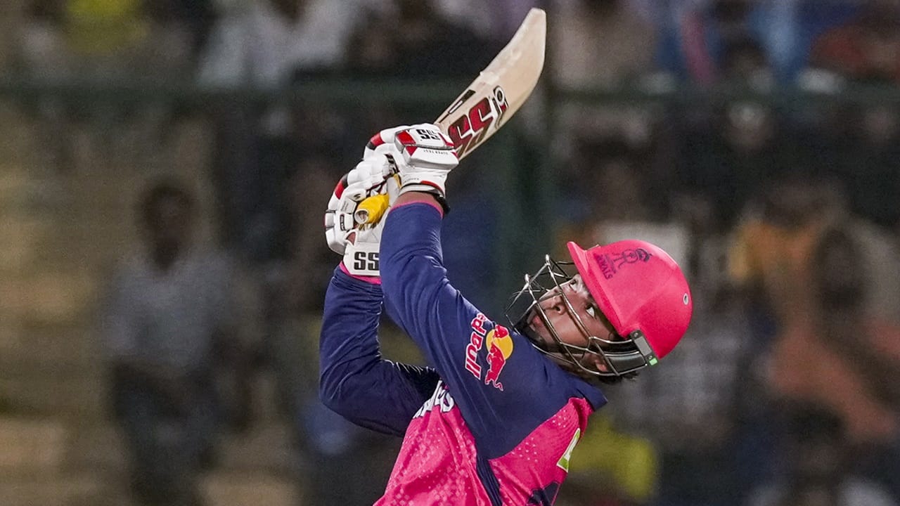 വിരാട് കോഹ്ലിയും, രോഹിത് ശര്‍മയും വിരമിച്ചേക്കുമെന്ന അഭ്യൂഹങ്ങള്‍ ശക്തമാകുന്നതിനിടെയാണ് വൈഭവിനെ പോലുള്ള താരങ്ങള്‍ക്കായി ബിസിസിഐ പ്രത്യേക പരിശീലന പരിപാടികള്‍ സംഘടിപ്പിക്കുന്നത്. ഒരാഴ്ചയോളമാകും വൈഭവ് ബെംഗളൂരുവില്‍ തുടരുന്നത്‌. തുടര്‍ന്ന് അദ്ദേഹം ഇന്ത്യയുടെ അണ്ടര്‍ 19 ക്യാമ്പില്‍ ചേരും (Image Credits: PTI)