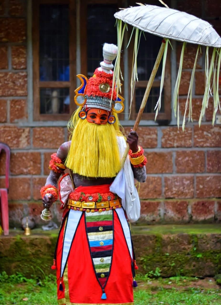 വടക്കേ മലബാറിൽ ഓണത്തോടനുബന്ധിച്ച് അവതരിപ്പിക്കപ്പെടുന്ന തെയ്യരൂപത്തെയാണ് ഓണപ്പൊട്ടൻ അഥവാ ഓണേശ്വരൻ എന്ന പേരിൽ അറിയപ്പെടുന്നത്. ഓണത്തെയ്യങ്ങൾ പലതുണ്ടെങ്കിലും അതിൽ സംസാരിക്കാത്ത തെയ്യമാണ് ഓണപ്പൊട്ടൻ. വായ് തുറക്കാതെ തന്നെ തെയ്യം കാണിക്കുന്നതിനാൽ ഓണപ്പൊട്ടൻ എന്ന് പേരുവന്നു. (Image Credits: Social Media/ PTI)