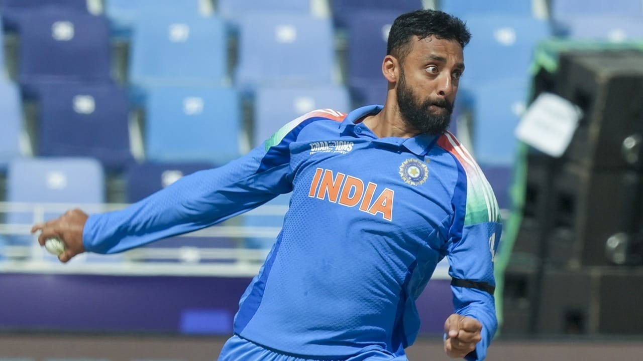 സ്പിന്നര് വരുണ് ചക്രവര്ത്തിയും ഗെയിം ചേഞ്ചറാകുമെന്ന് സെവാഗ് പറയുന്നു. ലഭിച്ച അവസരങ്ങളിലെല്ലാം മികച്ച പ്രകടനമാണ് വരുണ് പുറത്തെടുത്തത്. 18 മത്സരങ്ങളില് നിന്ന് താരം 33 വിക്കറ്റകള് വീഴ്ത്തി (Image Credits: PTI)