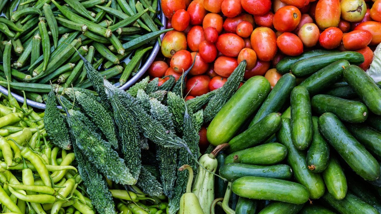 കേരളത്തിലെ പച്ചക്കറി വില ഓരോ ദിവസവും മാറിമറിഞ്ഞു കൊണ്ടിരിക്കുകയാണ്. ഓണം വന്നെത്താറായി, അതിനാല്‍ പച്ചക്കറിയുടെ ഉള്‍പ്പെടെ വില വര്‍ധിക്കുന്നത് ജനങ്ങളെ ആശങ്കയിലാഴ്ത്തുകയാണ്. വെളിച്ചെണ്ണയുടെയും തേങ്ങയുടെയും വില ക്രമാതീതമായി വര്‍ധിച്ചപ്പോള്‍ അവ രണ്ടുമില്ലാതെ ഭക്ഷണം പാകം ചെയ്യാന്‍ മലയാളി പഠിച്ചു. എന്നാല്‍ പച്ചക്കറികളില്ലാതെ എങ്ങനെ സദ്യയുണ്ടാക്കും? (Image Credits: Getty Images)