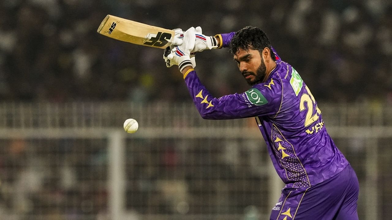 എന്നാല്‍ കഴിഞ്ഞ സീസണില്‍ തീര്‍ത്തും നിരാശജനകമായിരുന്നു വെങ്കിടേഷിന്റെ പ്രകടനം. ഇപ്പോഴിതാ, കെകെആര്‍ വെങ്കിടേഷിനെ ഒഴിവാക്കിയേക്കുമെന്ന് അഭ്യൂഹങ്ങള്‍ പ്രചരിക്കുന്നുണ്ട്. താരത്തെ റിലീസാക്കുകയോ, അല്ലെങ്കില്‍ ട്രേഡ് ചെയ്യുകയോ ചെയ്യുമെന്നാണ് അഭ്യൂഹം (Image Credits: PTI)