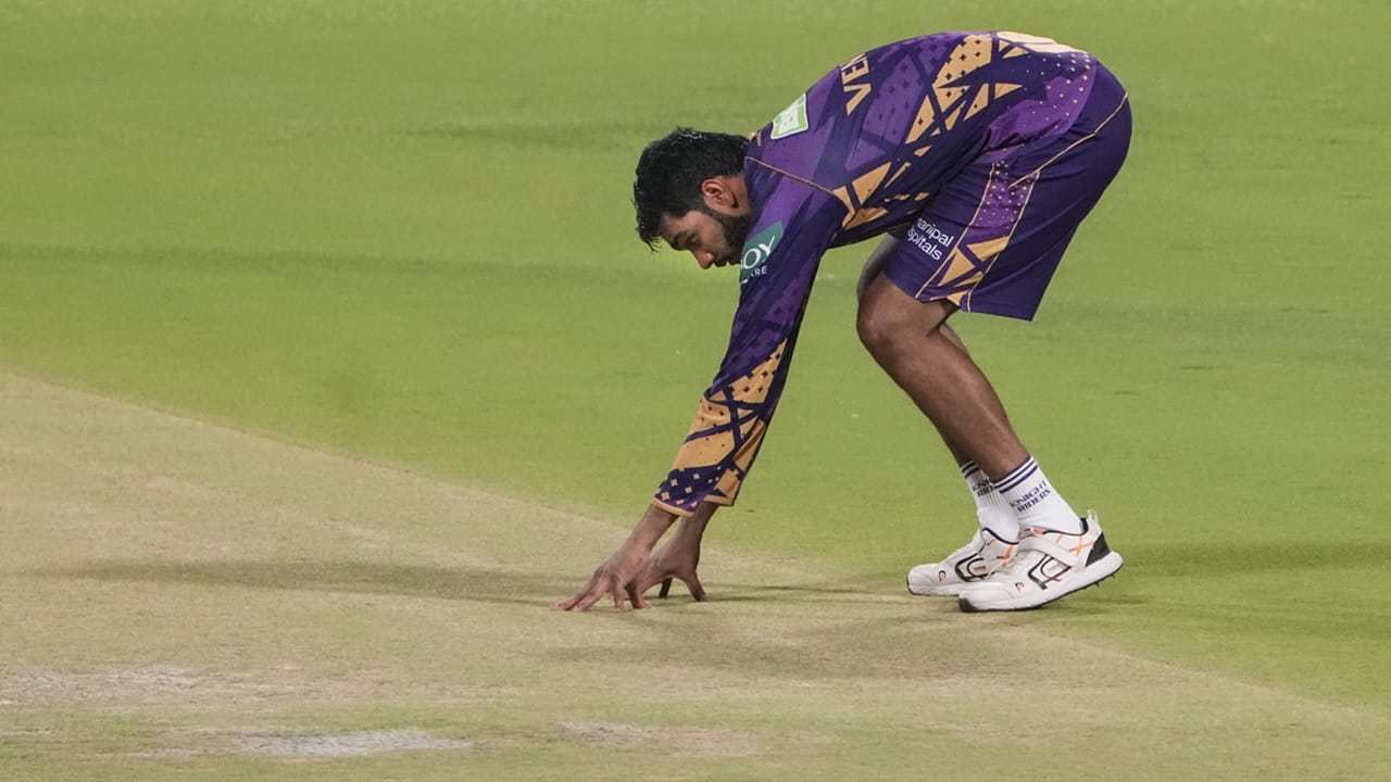 ഐപിഎൽ 2025 ൽ വെറും 142 റൺസ് മാത്രമാണ് താരം നേടിയത്. ഏറെ പ്രതീക്ഷയോടെ കൊല്‍ക്കത്ത ടീമിലെത്തിച്ച താരം നിരാശപ്പെടുത്തിതോടെ വെങ്കിടേഷിനെതിരെ വിമര്‍ശനമുയര്‍ന്നിരുന്നു (Image Credits: PTI)