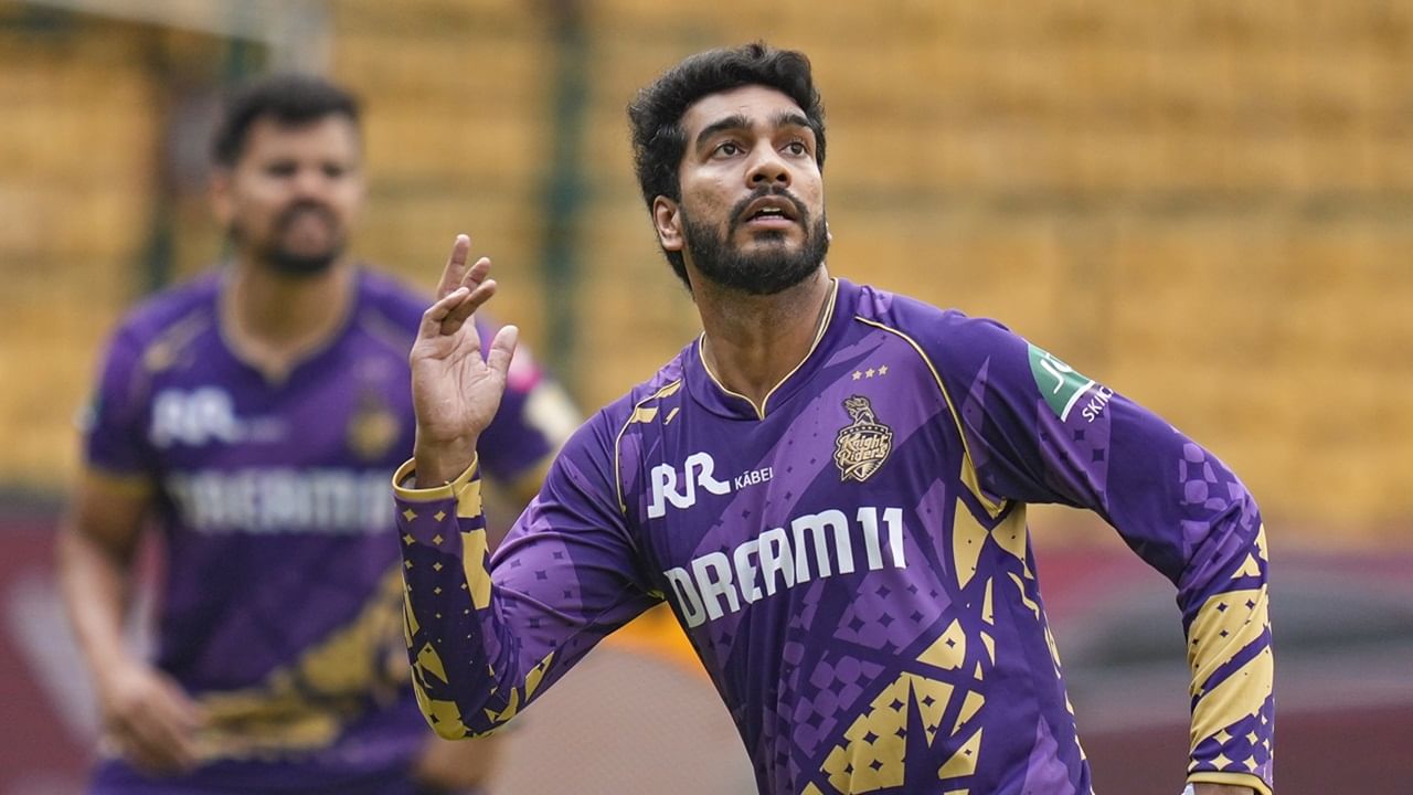 തനിക്ക് യാതൊരു സൂചനയും ലഭിച്ചിട്ടില്ലെന്നും, ടീം മാനേജ്‌മെന്റ് ഒന്നും അറിയിച്ചിട്ടില്ലെന്നും വെങ്കിടേഷ് അയ്യര്‍ പറഞ്ഞു. സ്‌പോര്‍ട്‌സ്‌കീഡയ്ക്ക് നല്‍കിയ പ്രത്യേക അഭിമുഖത്തിലാണ് താരം ഇക്കാര്യം വ്യക്തമാക്കിയത് (Image Credits: PTI)