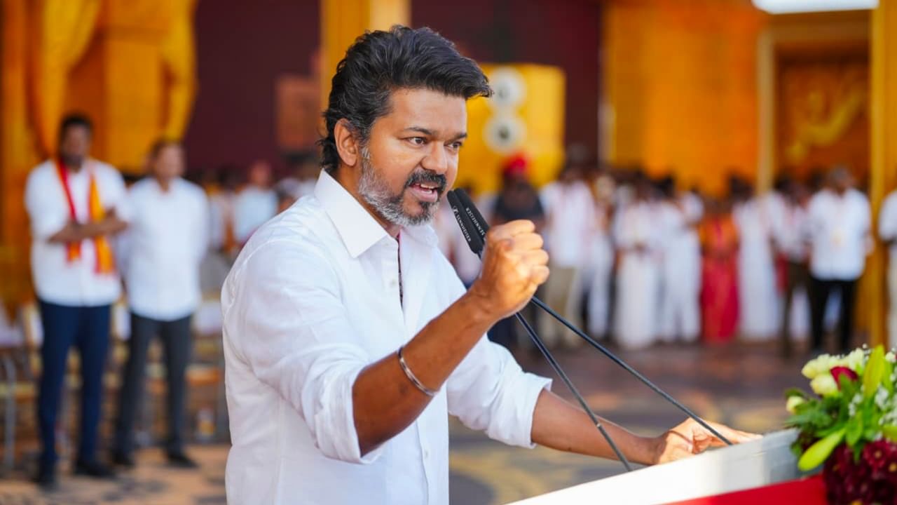 Vijay: പൊതുപരിപാടിക്കിടെ ആരാധകനെ കയ്യേറ്റം ചെയ്തു; വിജയ്ക്കെതിരെ പരാതി
