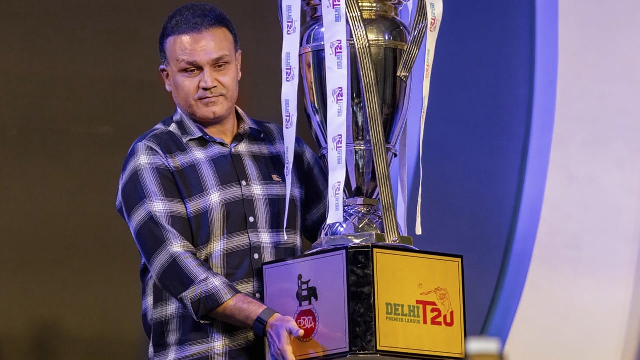 ക്രിക്കറ്റ് പ്രേമികള് കാത്തിരിക്കുന്ന ഏഷ്യാ കപ്പ് സെപ്തംബര് ഒമ്പതിന് തുടങ്ങും. സൂര്യകുമാര് യാദവിന്റെ നേതൃത്വത്തിലുള്ള ഇന്ത്യന് ടീം ജേതാക്കളാകുമെന്നുള്ള പ്രതീക്ഷയിലാണ് ആരാധകര്. ഇപ്പോഴിതാ, ഏഷ്യാ കപ്പില് തിളങ്ങുമെന്ന പ്രതീക്ഷിക്കുന്ന മൂന്ന് താരങ്ങളെക്കുറിച്ച് പറയുകയാണ് മുന് താരം വീരേന്ദര് സെവാഗ് (Image Credits: PTI)