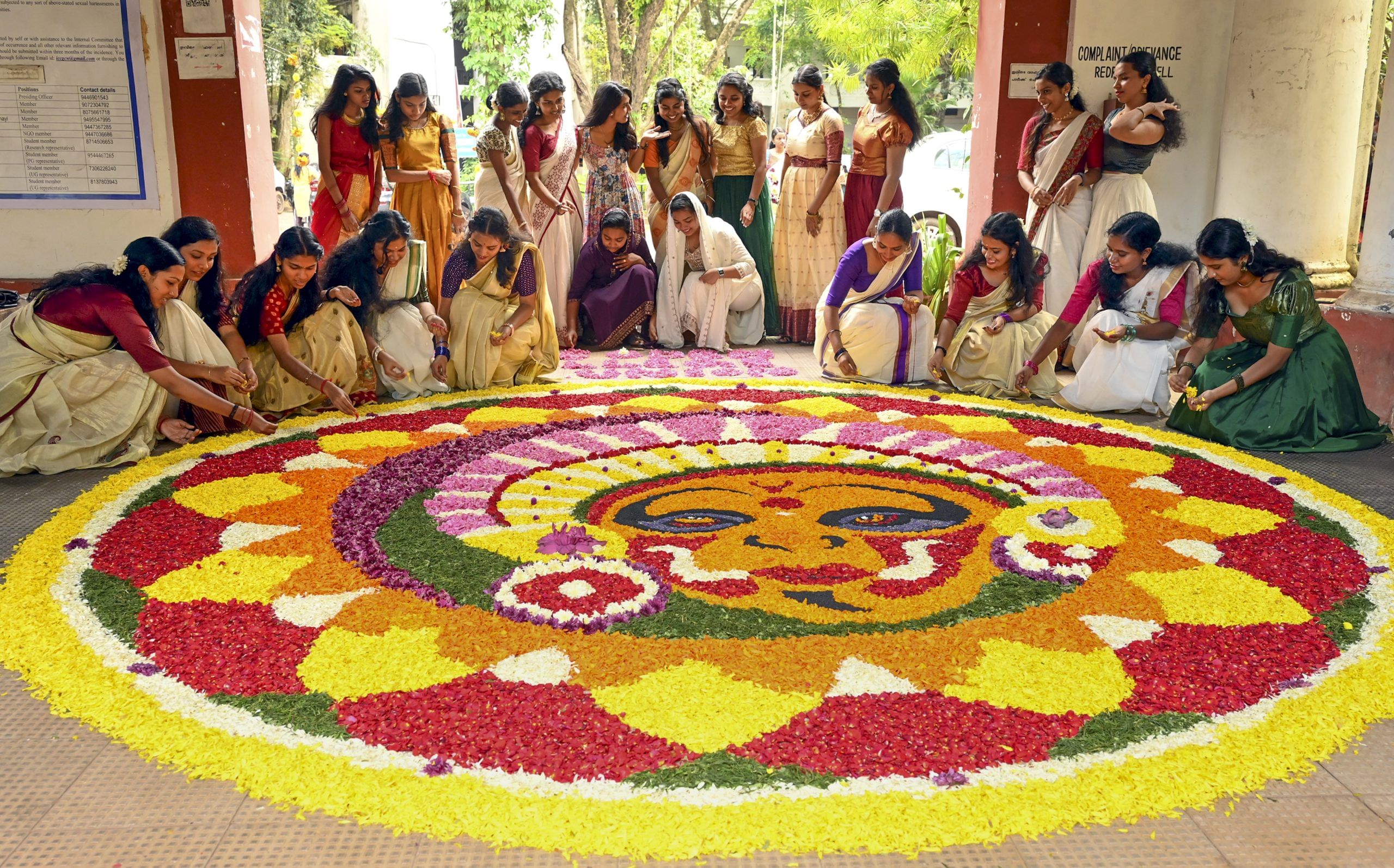 നാളെ വിശാഖം ആണ് നക്ഷത്രം. കണക്കുപ്രകാരം ഇന്നാണ് നാലാം നാളായ വിശാഖം വരേണ്ടിയിരുന്നത്. എന്നാൽ  ഇത്തവണ ചിത്തിരയും ചോതിയും രണ്ട് തവണ തൊട്ടടുത്ത ദിവസം വന്നത് ചില വ്യത്യാസങ്ങൾക്ക് കാരണമായിട്ടുണ്ട്. അതുകൊണ്ട് ഇക്കൊല്ലത്തെ വിശാഖം നാൾ ഓ​ഗസ്റ്റ് 30 ശനിയാഴ്ച്ചയാണ് വരുന്നത്. (Image Credits: PTI)
