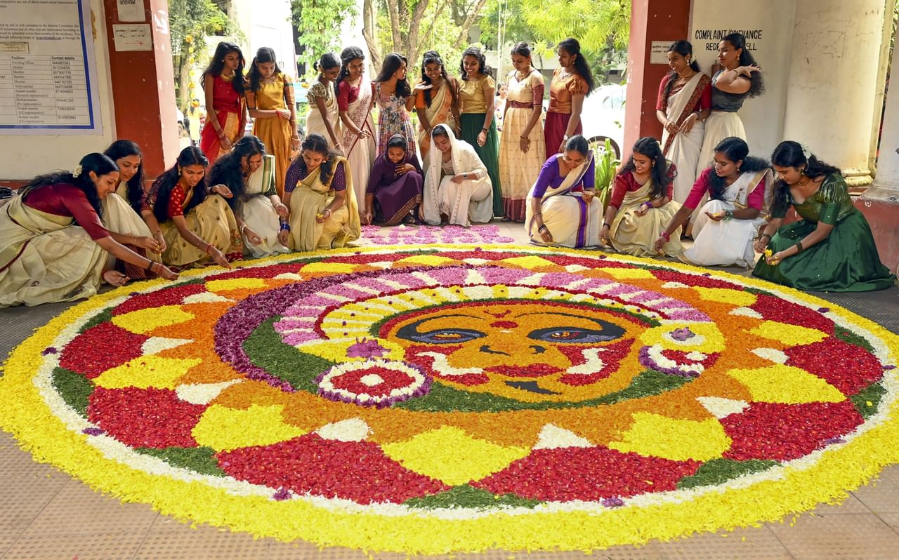 നാളെ വിശാഖം ആണ് നക്ഷത്രം. കണക്കുപ്രകാരം ഇന്നാണ് നാലാം നാളായ വിശാഖം വരേണ്ടിയിരുന്നത്. എന്നാൽ  ഇത്തവണ ചിത്തിരയും ചോതിയും രണ്ട് തവണ തൊട്ടടുത്ത ദിവസം വന്നത് ചില വ്യത്യാസങ്ങൾക്ക് കാരണമായിട്ടുണ്ട്. അതുകൊണ്ട് ഇക്കൊല്ലത്തെ വിശാഖം നാൾ ഓ​ഗസ്റ്റ് 30 ശനിയാഴ്ച്ചയാണ് വരുന്നത്. (Image Credits: PTI)