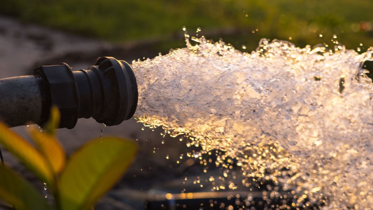 33 ശതമാനം ക്ലോറിന്‍ അടങ്ങിയ പൗഡറാണ് നിങ്ങളുടെ കൈവശമെങ്കില്‍ എങ്ങനെ വെള്ളത്തില്‍ ഉപയോഗിക്കണമെന്ന് നോക്കാം. ആദ്യം കിണറിലെ വെള്ളം എത്രയുണ്ടെന്ന് മനസിലാക്കുക. ശേഷം കിണറിന്റെ വ്യാസം അളന്നെടുക്കാം.