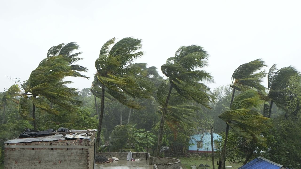 Kerala Wind Warning: മഴ മാത്രമല്ല, വരുന്നത് ശക്തമായ കാറ്റും; സംസ്ഥാനത്ത് ജാഗ്രതാ നിര്‍ദ്ദേശം