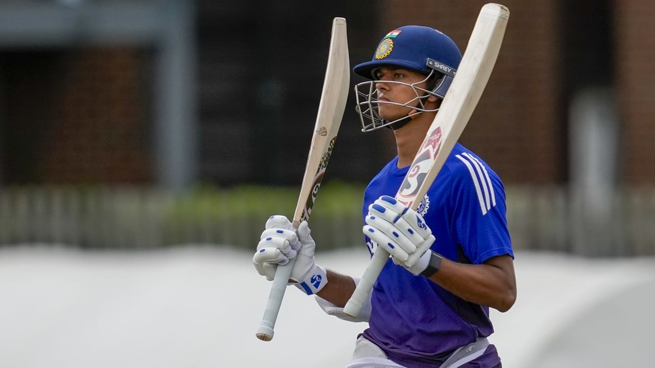 ഓപ്പണറായി മാത്രമാണ് ജയ്‌സ്വാള്‍ കളിക്കുന്നത്. എന്നാല്‍ ഏഷ്യാ കപ്പില്‍ അഭിഷേക് ശര്‍മയെയും, സഞ്ജു സാംസണിനെയും ഓപ്പണര്‍മാരാക്കാനാണ് ടീം മാനേജ്‌മെന്റ് ആഗ്രഹിക്കുന്നത്. സമീപകാല ടി20 പരമ്പരകളിലെ ടീമില്‍ വലിയ അഴിച്ചുപണികള്‍ നടത്താന്‍ ബിസിസിഐക്ക് താല്‍പര്യമില്ല (Image Credits: PTI)