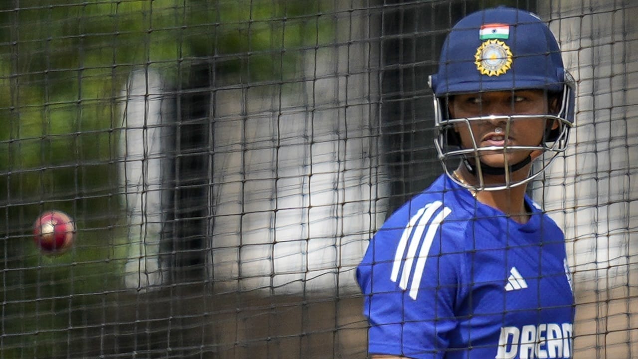 ഏഷ്യാ കപ്പിനുള്ള ഇന്ത്യന്‍ ടീമിലേക്ക് യശ്വസി ജയ്‌സ്വാളിനെ തിരഞ്ഞെടുക്കില്ലെന്ന് റിപ്പോര്‍ട്ട്. ജയ്‌സ്വാളിനോട് റെഡ് ബോള്‍ ക്രിക്കറ്റില്‍ ശ്രദ്ധിക്കാന്‍ നിര്‍ദ്ദേശിച്ചതായി ബിസിസിഐ വൃത്തങ്ങളെ ഉദ്ധരിച്ച് ടൈംസ് ഓഫ് ഇന്ത്യ റിപ്പോര്‍ട്ട് ചെയ്തു (Image Credits: PTI)