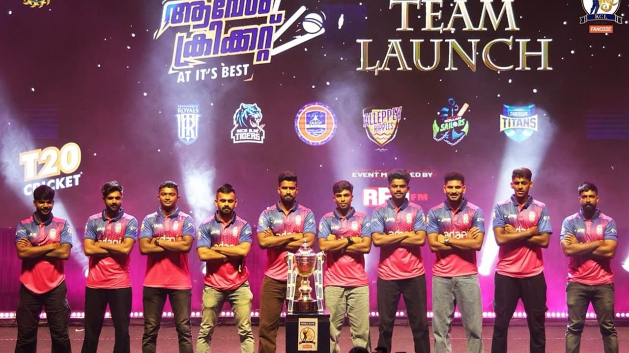 കൊമ്പന്‍ 'വീരു', വേഴാമ്പലായ 'ചാരു' എന്നിവയാണ് ഭാഗ്യചിഹ്നങ്ങള്‍. പൊതുജനങ്ങള്‍ നിര്‍ദ്ദേശിച്ച പേരുകളില്‍ നിന്നാണ് ഭാഗ്യചിഹ്നങ്ങളെ തിരഞ്ഞെടുത്തത്. മിന്നു, അച്ചു, ചിന്നന്‍, ചിക്കു തുടങ്ങിയ പേരുകളും നിര്‍ദ്ദേശിച്ചെങ്കിലും അവസാനം വീരു, ചാരു എന്നീ പേരുകള്‍ക്ക് നറുക്ക് വീഴുകയായിരുന്നു (Image: Adani Trivandrum Royals, Credits: facebook.com/KeralaCricketLeagueT20)