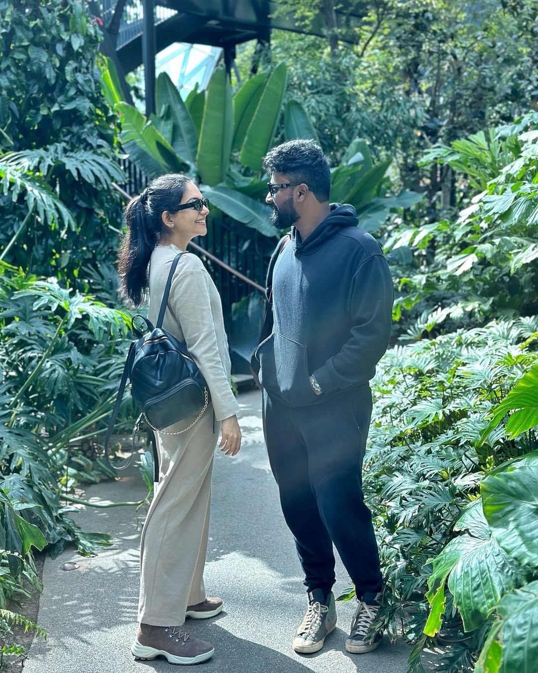 ഓമി ജനിച്ച ദിവസത്തിനു സിമിലർ ആയിട്ടുള്ള ഒരു ഡേറ്റ് കൂടിയാണ്. അന്നാണ് മകന്റെ മുഖം തങ്ങൾ കാണിക്കുന്നതെന്നാണ് ദിയ പറയുന്നത്. അന്ന് നിങ്ങൾക്ക് ഇൻസ്റ്റയിൽ ആയാലും വ്ലോഗിൽ ആയാലും ഓമിയുടെ മുഖം കാണാൻ പറ്റും എന്നാണ് ദിയ പറഞ്ഞത്. ഇതോടെ അഹാനയുടെ വിവാഹമാണോ എന്നാണ് ആരാധകർ ചോദിക്കുന്നത്.