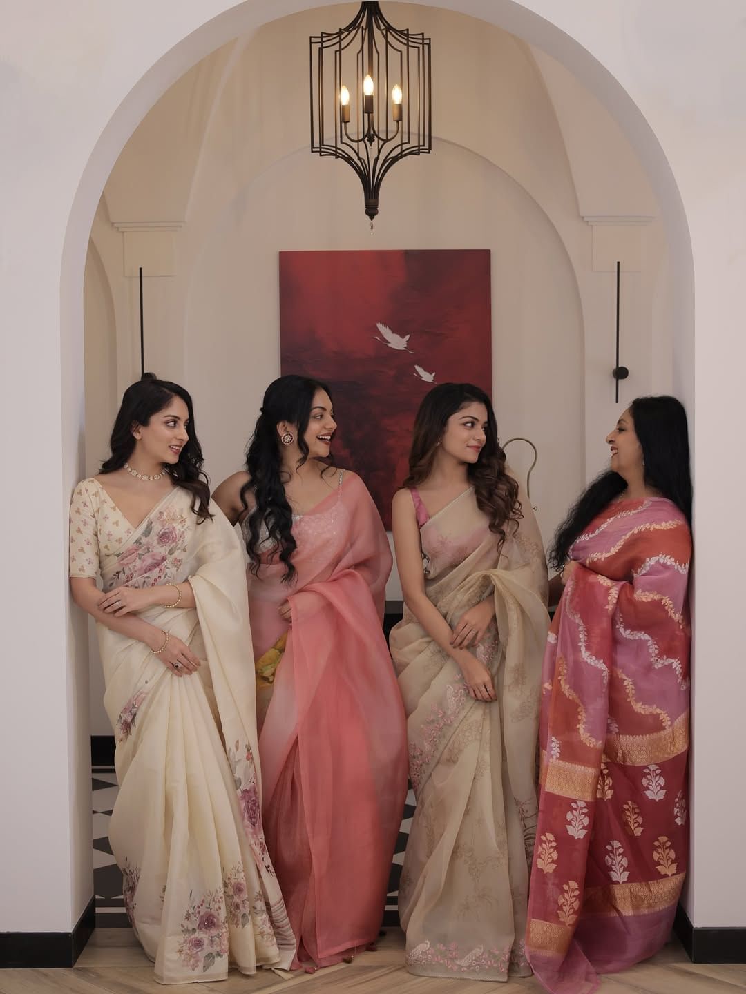 സോഷ്യൽ മീഡിയ പ്രേക്ഷകർക്ക് ഏറെ സുപരിചിതരാണ് നടൻ കൃഷ്ണകുമാറിന്റെ ഭാര്യ സിന്ധു കൃഷ്ണയും മക്കളും. എല്ലാ വിശേഷങ്ങളും പങ്കുവയ്ക്കുന്ന ഇവർ കഴിഞ്ഞ ദിവസം പുതിയൊരു ബിസിനസ് ആരംഭിച്ചതിന്റെ വിശേഷവും പങ്കുവച്ച് എത്തിയിരുന്നു. (Image Credits:Instagram)